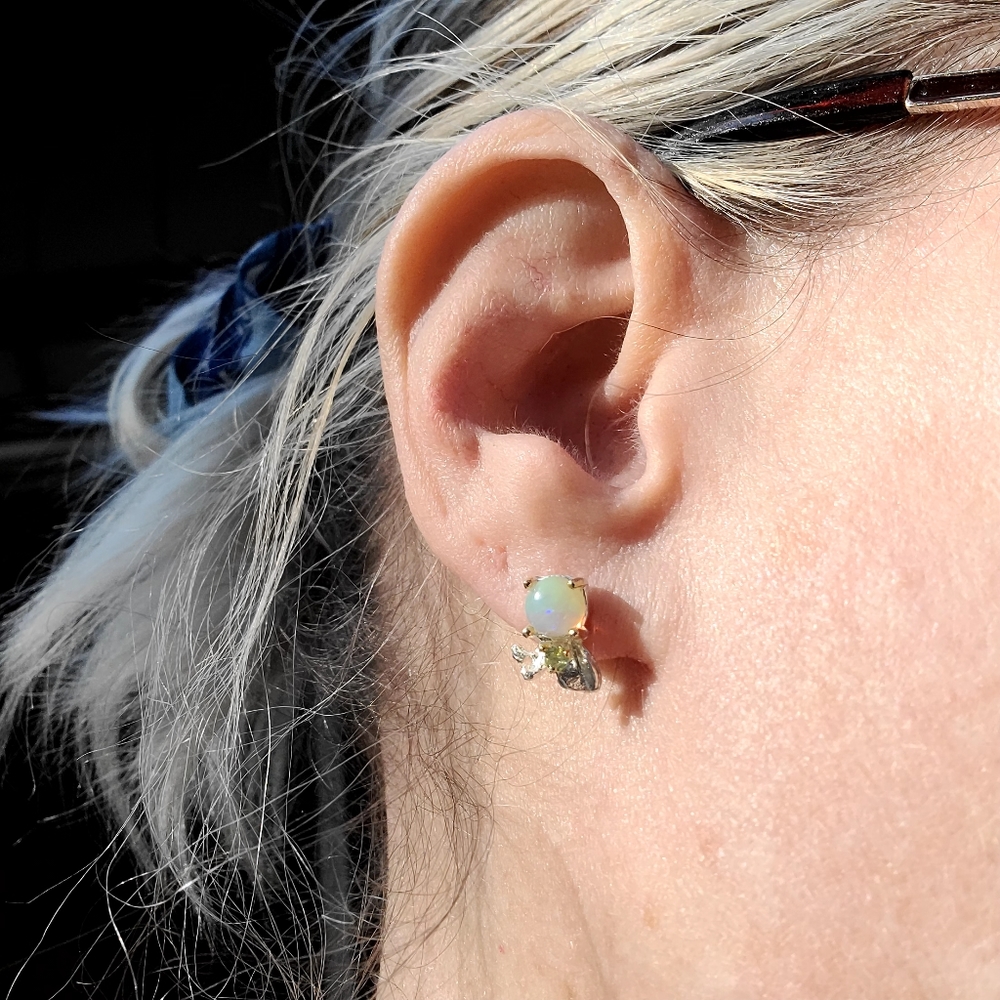 Opal & Peridot .925 Sterling Silver floral stud earrings - Picture 4 of 14